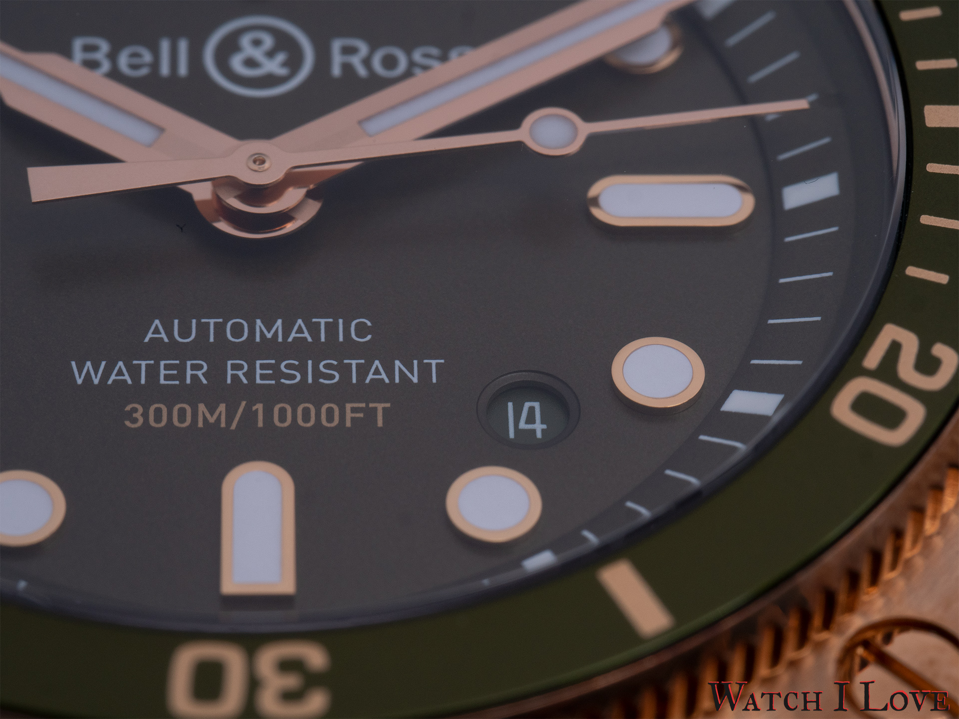 The date aperture present between 4 and 5 o'clock.