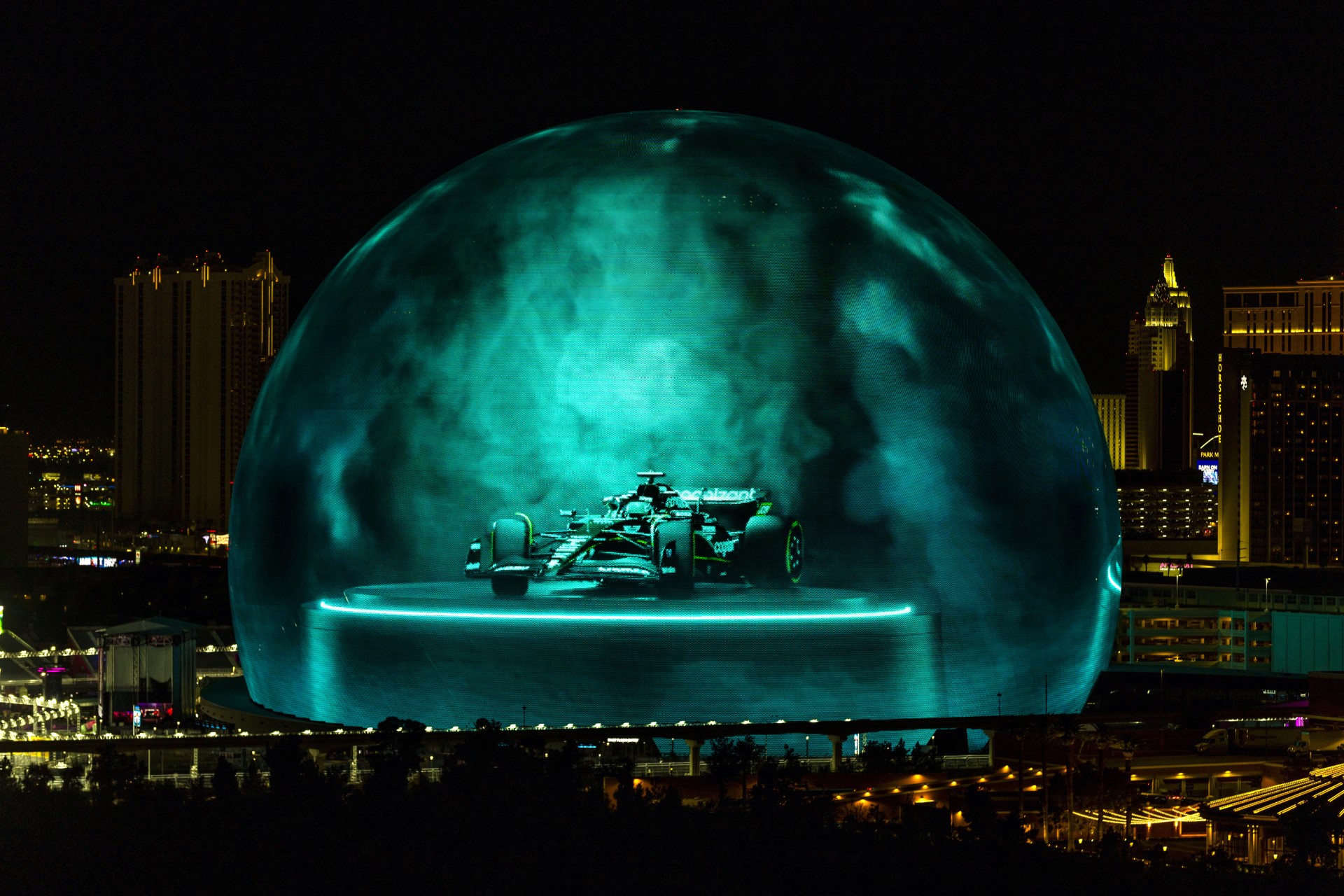 Aston Martin illuminates the FORMULA 1 HEINEKEN SILVER LAS