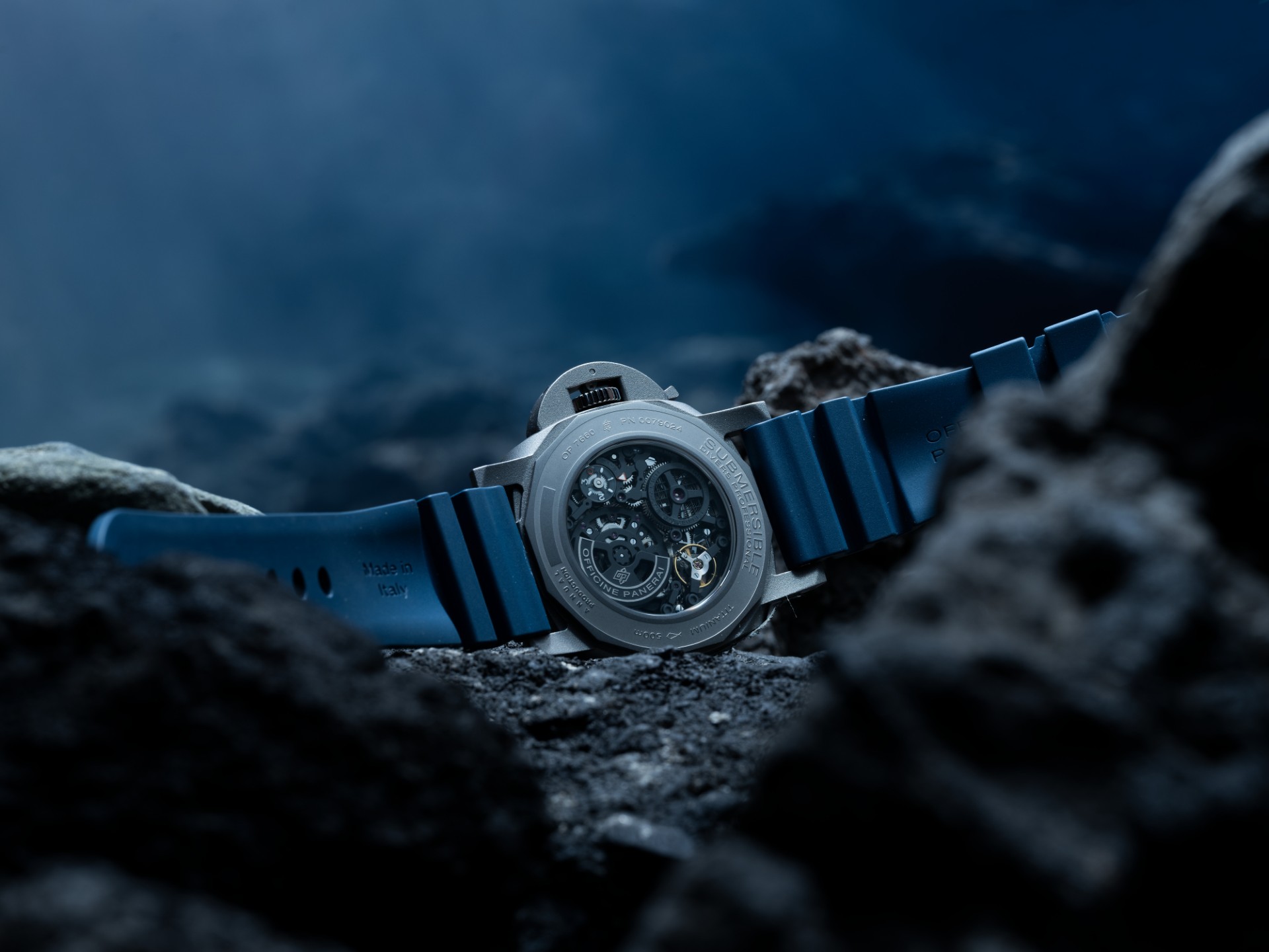Panerai Sub back view in watermersible GMT PAM01495