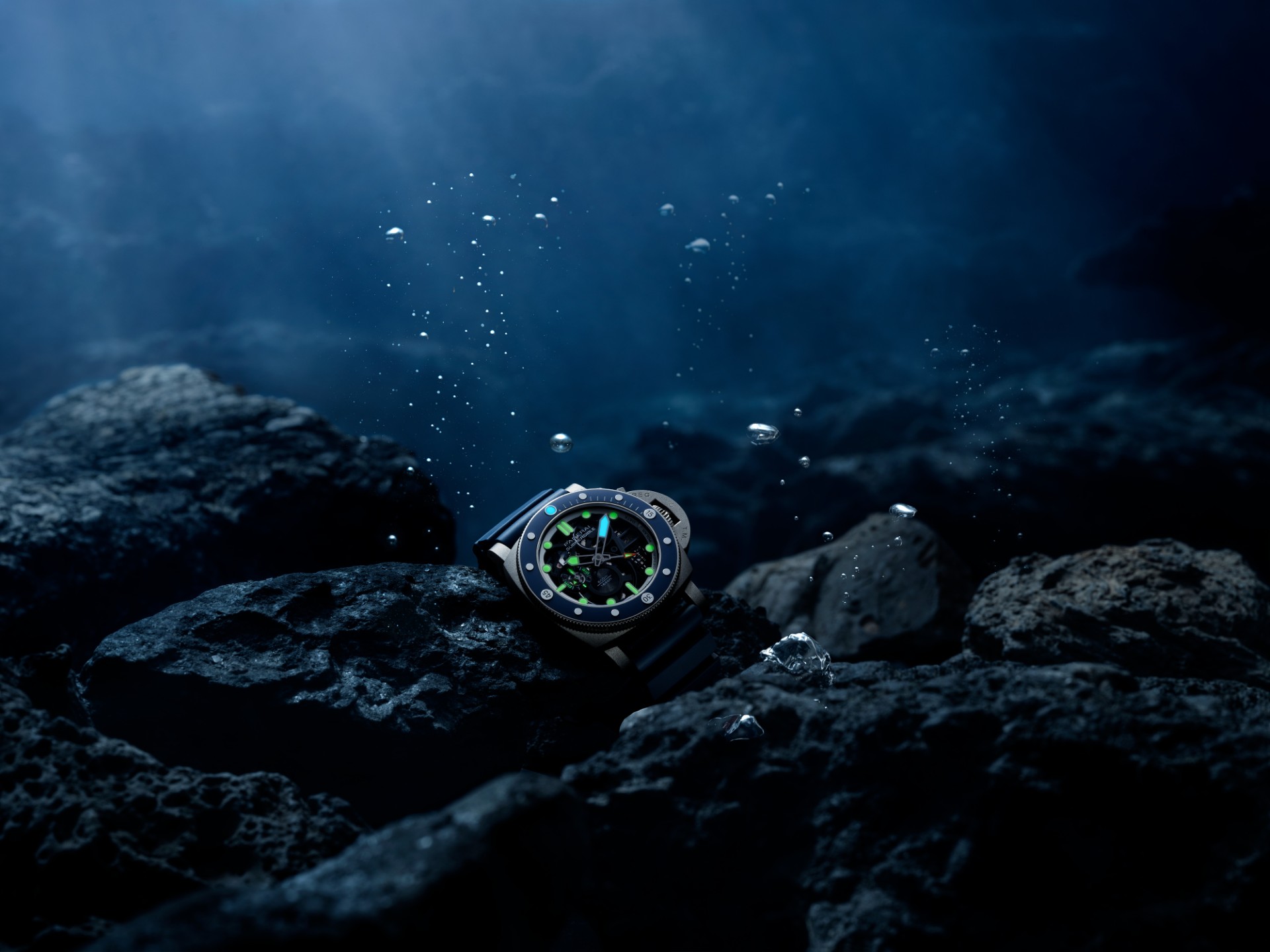 Panerai Submersible GMT PAM01495 water shot