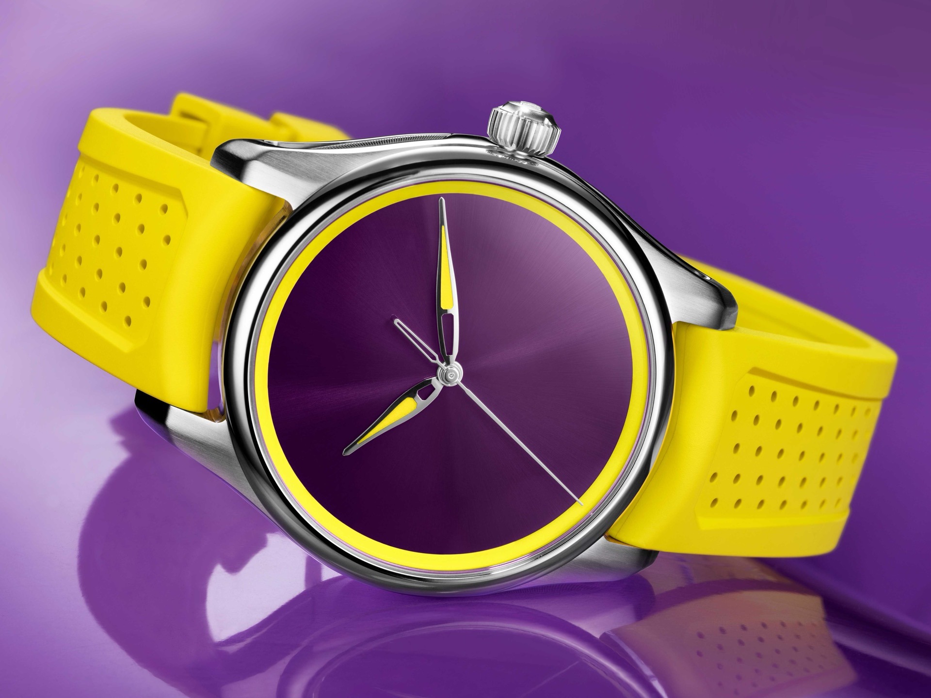 H. Moser & Cie. Pioneer Centre Seconds Sun Berry Features - Watch